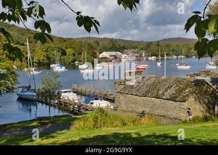 Eine Seeszene mit Booten auf ihren Anlegeplätzen im Lake District, Cumbria, England, Großbritannien Stockfoto