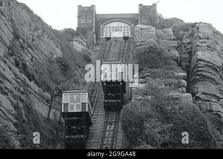 Hastings, England, 2. Juli 2021: East Hill Cliff Railway, oder East Hill Lift, ist eine Standseilbahn in der englischen Küstenstadt Hastings. Stockfoto