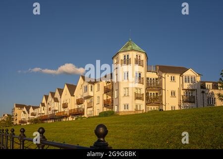 Wohnsiedlung am Ufer der Themse in Greenhithe, Ingress Park, Kent. Stockfoto