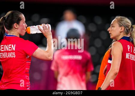 TOKIO, JAPAN - 26. JULI: Cheryl seinen aus den Niederlanden und Selena Piek aus den Niederlanden treten während der Olympischen Spiele in Tokio 2020 auf der Musashino Forest Plaza am 26. Juli 2021 in Tokio, Japan, im Wettbewerb auf der Women's Doubles Group Play Stage - Gruppe B an (Foto: Yannick Verhoeven/Orange Picles) NOCNSF Stockfoto