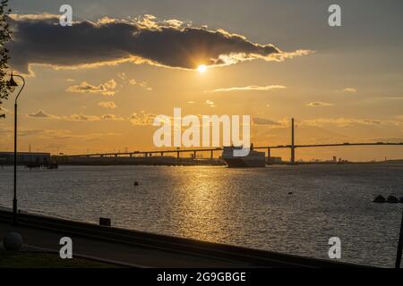 Die Dartford Bridge über die Themse zwischen Dartford und Thurrock bei Sonnenuntergang vom Flussufer bei Greenhithe Stockfoto