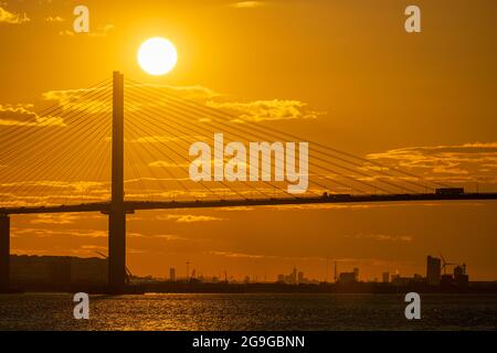 Die Dartford Bridge über die Themse zwischen Dartford und Thurrock bei Sonnenuntergang vom Flussufer bei Greenhithe Stockfoto