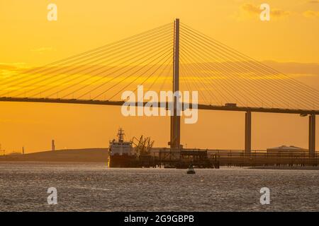 Die Dartford Bridge über die Themse zwischen Dartford und Thurrock bei Sonnenuntergang vom Flussufer bei Greenhithe Stockfoto