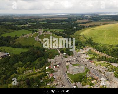 Luftaufnahme von Corfe Castle, einer historischen Ruine in der Nähe von Swanage in Dorsets Jurassic Coast - UK Stockfoto