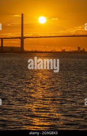 Die Dartford Bridge über die Themse zwischen Dartford und Thurrock bei Sonnenuntergang vom Flussufer bei Greenhithe Stockfoto