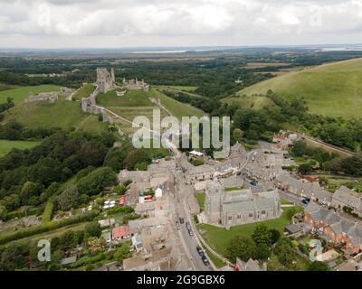 Luftaufnahme von Corfe Castle, einer historischen Ruine in der Nähe von Swanage in Dorsets Jurassic Coast - UK Stockfoto