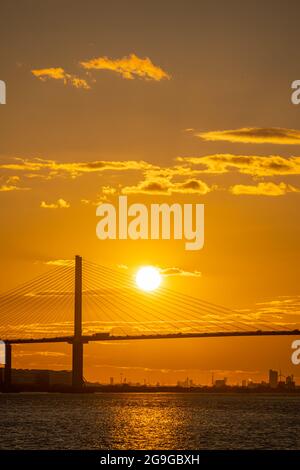 Die Dartford Bridge über die Themse zwischen Dartford und Thurrock bei Sonnenuntergang vom Flussufer bei Greenhithe Stockfoto