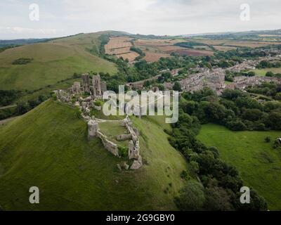 Luftaufnahme von Corfe Castle, einer historischen Ruine in der Nähe von Swanage in Dorsets Jurassic Coast - UK Stockfoto