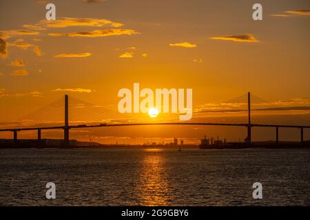 Die Dartford Bridge über die Themse zwischen Dartford und Thurrock bei Sonnenuntergang vom Flussufer bei Greenhithe Stockfoto