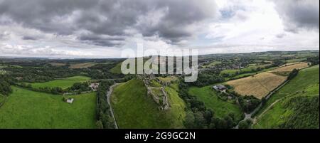 Luftaufnahme von Corfe Castle, einer historischen Ruine in der Nähe von Swanage in Dorsets Jurassic Coast - UK Stockfoto