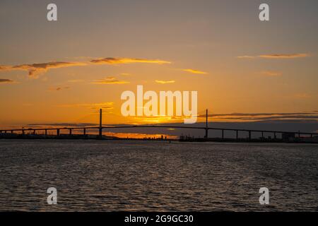 Die Dartford Bridge über die Themse zwischen Dartford und Thurrock bei Sonnenuntergang vom Flussufer bei Greenhithe Stockfoto