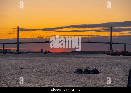 Die Dartford Bridge über die Themse zwischen Dartford und Thurrock bei Sonnenuntergang vom Flussufer bei Greenhithe Stockfoto