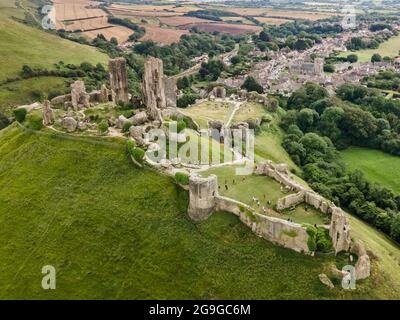 Luftaufnahme von Corfe Castle, einer historischen Ruine in der Nähe von Swanage in Dorsets Jurassic Coast - UK Stockfoto