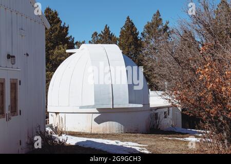 Gebäude in Sunspot New Mexico, wo das Richard B. Dunn Solar Telescope untergebracht ist. Stockfoto