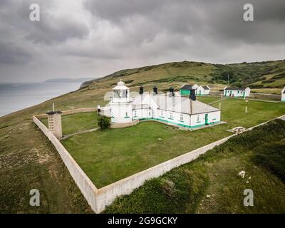 Luftaufnahme des Anvil Point Lighthouse an der Jurassic Coast in Dorset, Südwestengland Stockfoto