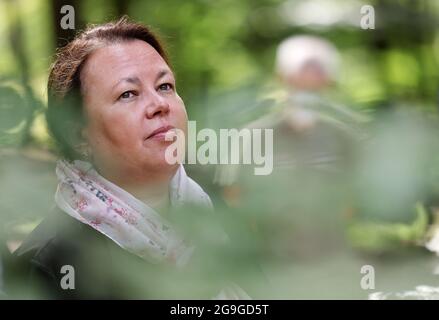 26. Juli 2021, Nordrhein-Westfalen, Rösrath: Ursula Heinen-Esser (CDU), Ministerin für Umwelt in Nordrhein-Westfalen, steht in Königsforst im Wald. Das Staatliche Forstamt hat mit der Untersuchung des Waldzustands begonnen. Foto: Oliver Berg/dpa Stockfoto