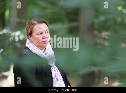 26. Juli 2021, Nordrhein-Westfalen, Rösrath: Ursula Heinen-Esser (CDU), Ministerin für Umwelt in Nordrhein-Westfalen, steht in Königsforst im Wald. Das Staatliche Forstamt hat mit der Untersuchung des Waldzustands begonnen. Foto: Oliver Berg/dpa Stockfoto