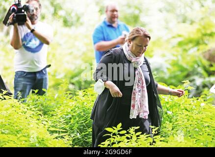 26. Juli 2021, Nordrhein-Westfalen, Rösrath: Ursula Heinen-Esser (CDU), Ministerin für Umwelt in Nordrhein-Westfalen, spaziert im Königsforst durch den Wald. Das Staatliche Forstamt hat mit der Untersuchung des Waldzustands begonnen. Foto: Oliver Berg/dpa Stockfoto