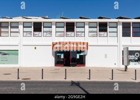 Nazare, Portugal - 28. Juni 2021: Fassade des Kulturzentrums in Nazare Stockfoto