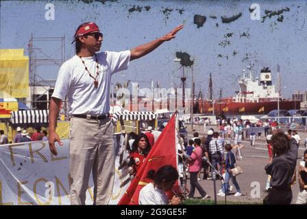 Corpus Christi Texas USA, 1992: Indianer sprechen bei einer Kundgebung der American Indian Movement, um gegen die Ankunft von Repliken der drei Schiffe von Christoph Kolumbus in der Corpus Christi Bay zu protestieren. ©Bob Daemmrich Stockfoto