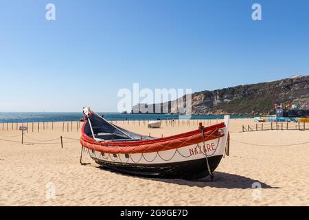 Nazare, Portugal - 28. Juni 2021: Altes Fischerboot am Strand von Nazare Stockfoto