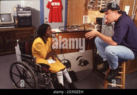 Austin, Texas, USA,1993: Behinderte nigrische Frau, 25 Jahre, singt im Musikstudio beim Stimmunterricht ins Mikrofon. HERR EP-0394. ©Bob Daemmrich Stockfoto