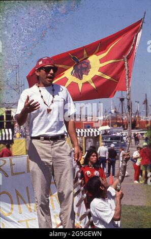 Corpus Christi Texas USA, 1992: Indianer sprechen bei einer Kundgebung der American Indian Movement, um gegen die Ankunft von Repliken der drei Schiffe von Christoph Kolumbus in der Corpus Christi Bay zu protestieren. ©Bob Daemmrich Stockfoto