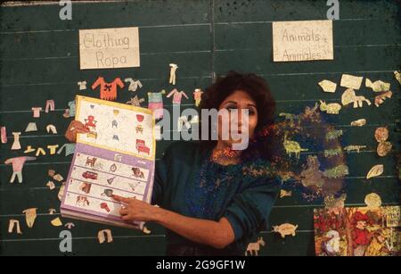 Austin Texas USA, 1989: Die hispanische Lehrerin für Englisch als Zweitsprache (ESL) verwendet eine visuelle Hilfe, um Schüler in einem Klassenzimmer der Grundschule zu unterrichten. HERR RE 175. ©Bob Daemmrich Stockfoto