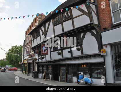 Der Kings Head Pub in Shrewsbury ist ein dreistöckiges Fachwerkgebäude. Seine Hölzer wurden auf c1404 datiert Stockfoto