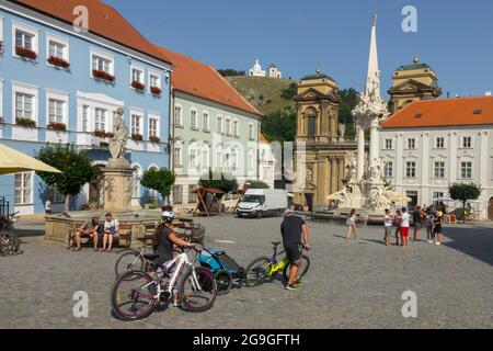 Mikulov Tschechische Republik Südmähren Menschen, die mit dem Fahrrad unterwegs sind Stockfoto