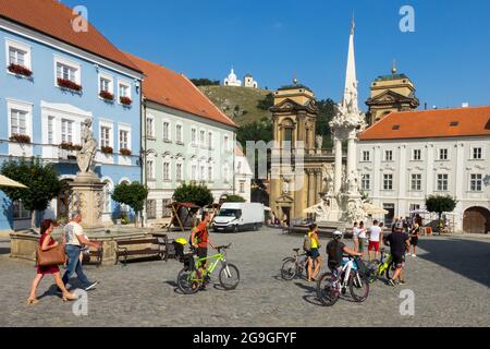 Mikulov Tschechische Republik Tourismus in Südmähren Menschen Fahrrad Stadtzentrum Stockfoto