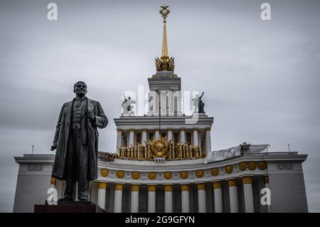 Ausstellung der Errungenschaften der Volkswirtschaft. Wladimir-Lenin-Denkmal vor dem Zentralpavillon des VDNKh. Stockfoto