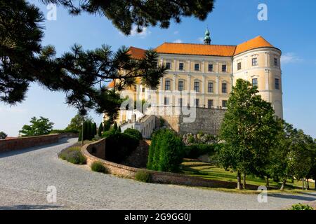 Blick auf die Burg Mikulov vom Garten Tschechische Republik, tschechischer Burggarten Stockfoto