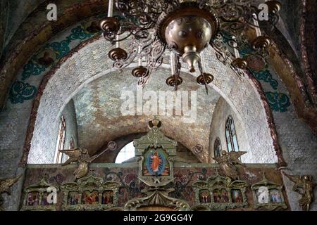 Yelets, Region Lipezk, Russland - 7. Juni 2021. Kirche des Hl. Fürsten Michael von Twer und Alexander Newski (Velikoknyasheskaya-Kirche). Innen Stockfoto