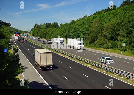 Die Autobahn M4 in der Nähe von Sutton Benger in Wiltshire, zwischen den Kreuzungen 16 und 17, mit Blick nach Westen. Stockfoto