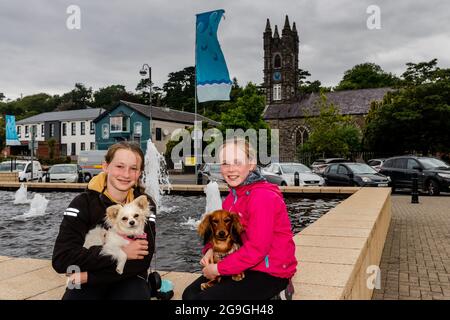 Bantry, West Cork, Irland. Juli 2021. Die Hitzewelle ist nach mehr als einer Woche hoher Temperaturen endlich zu Ende. Genießen Bantry waren Clara und Freya McKeon im Urlaub von Dublin mit ihren Hunden "Pip" und "Joy". Quelle: AG News/Alamy Live News Stockfoto