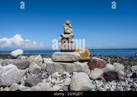 Der Steinhaufen am Strand. Bild von der Ostseeinsel Oland Stockfoto