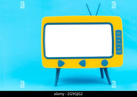 Vintage Miniatur-Spielzeug-Fernseher auf Holztisch. Stockfoto