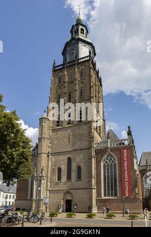 ZUTPHEN, NIEDERLANDE - 25. Jul 2021: Außenfassade Walburgiskerk Kathedrale mit der World Press Photo Ausstellung Banner hing wo die Ausstellung Stockfoto