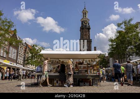 ZUTPHEN, NIEDERLANDE - 25. Jul 2021: Stand mit Menschen auf der Buchmesse und Wijnhuistoren im Zentrum der historischen Stadt während der COVID-19 Pandemie. Stockfoto