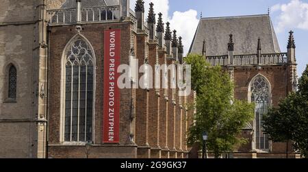 ZUTPHEN, NIEDERLANDE - 25. Jul 2021: Banner mit der Weltpresse Fotoausstellung, die an der Walburgiskerk Kathedrale hängt, wo die Ausstellung ist Stockfoto