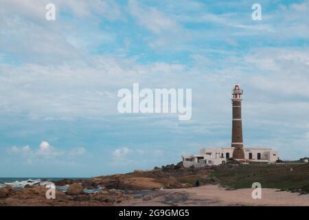 Cabo polonio, Uruguay, Amerika. Leuchtturm am Rand der Klippe am Strand. Stockfoto