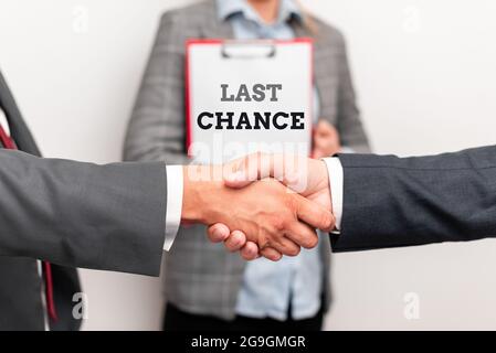 Konzeptionelle Darstellung Letzte Chance. Business-Schaufenster eine letzte Chance, die einer Person mit einem unsicheren Ausgang gegeben zwei professionell gut gekleidet Stockfoto