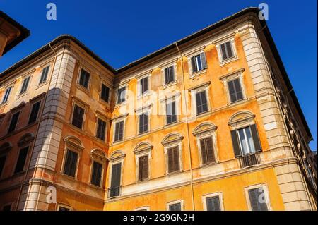 Typische Ansicht der üblichen alten Wohngebäude in Rom, Italien Stockfoto