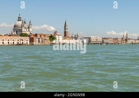 VENEDIG, ITALIEN - 18. MAI 2013: Skyline von Venedig mit der Basilika Santa Maria della Salute, der Basilika San Marco und dem Dogenpalast von der aus gesehen Stockfoto