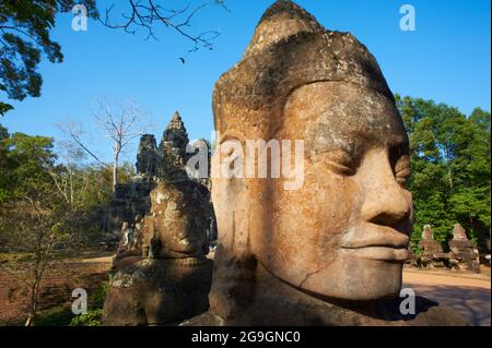 Südostasien, Kambodscha, Provinz Siem Reap, Angkor-Stätte, UNESCO-Weltkulturerbe seit 1992, Antike Stadt Angkor Thom, Südtor, Statue von Stockfoto