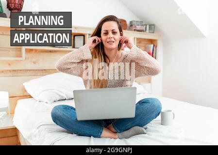 Textunterschrift zur Darstellung der Planungsanwendung. Konzept Bedeutung Anfrage an eine lokale Behörde für die Erlaubnis zu bauen Reading interessante Artikel Online Stockfoto