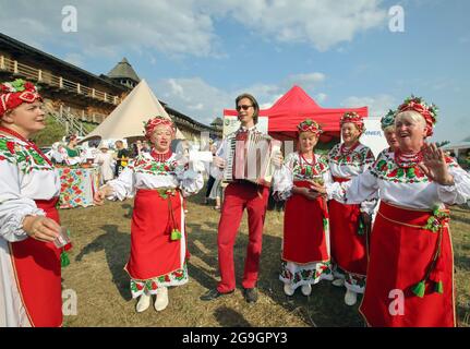 Nicht exklusiv: KOPACHIV, UKRAINE - 24. JULI 2021 - Mitglieder einer Volksband des Dmytrivka Dorfrats treten während der Feier des Tages o auf Stockfoto