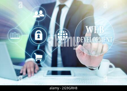 Textunterschrift mit Darstellung der Web-Entwicklung. Internet-Konzept Arbeit an der Entwicklung einer Website für den Internet-Business-Mann sitzenden Schreibtisch Laptop und beteiligt Stockfoto