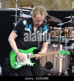 Readington, NJ 25. Juli 2021. James Young von Styx preformt sein Konzert beim 38. Jährlichen New Jersey Lottery Festival of Ballooning am 25. JULI 2021 in Readington, NJ . Quelle: John Palmer/Media Punch/Alamy Live News Stockfoto